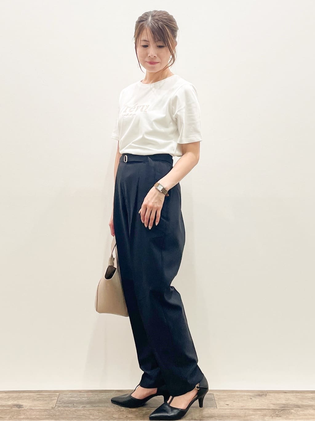 Asukaさんの「OPAQUE.CLIP｜スパンコール刺繍ロゴTシャツ【洗濯機洗い可／接触冷感／UVケア】」を使ったコーディネート