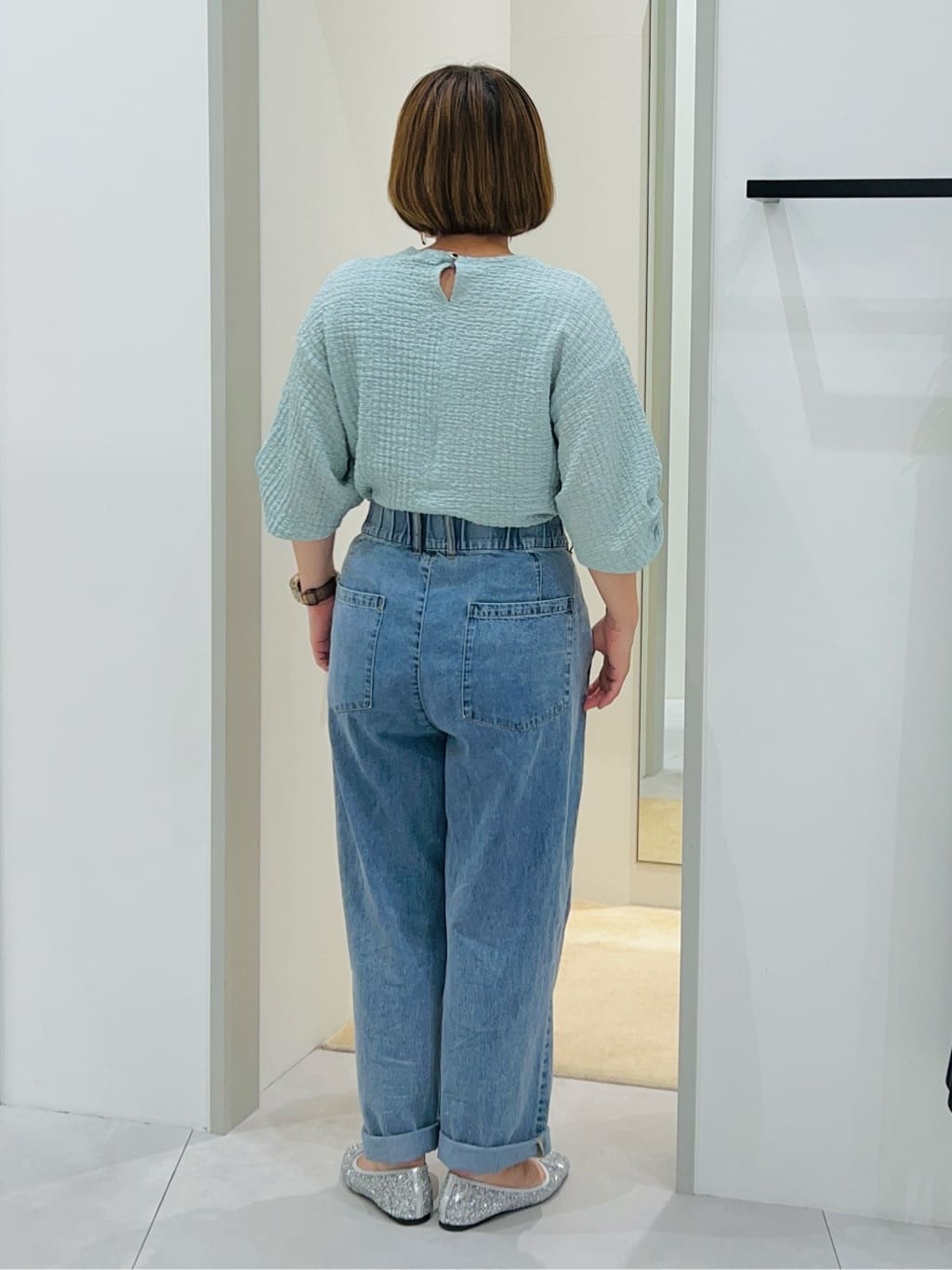 タナさんの「THE SHOP TK｜ツータックワイドデニムパンツ」を使ったコーディネート