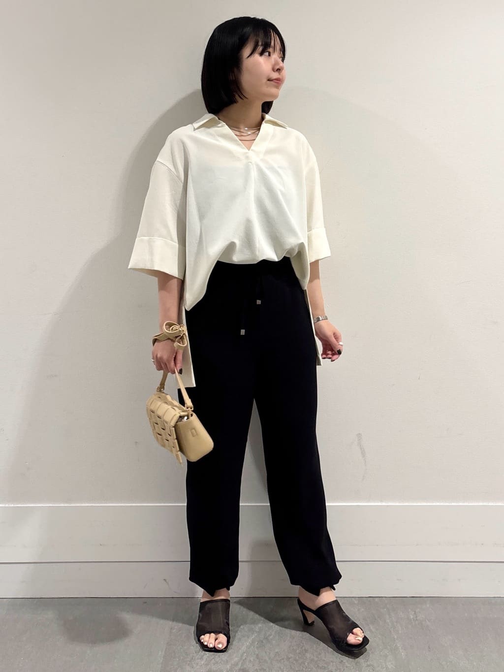 モエカさんの「UNTITLED｜【UVカット/接触冷感/吸水速乾/ゆったり】V開きネックシャツ」を使ったコーディネート