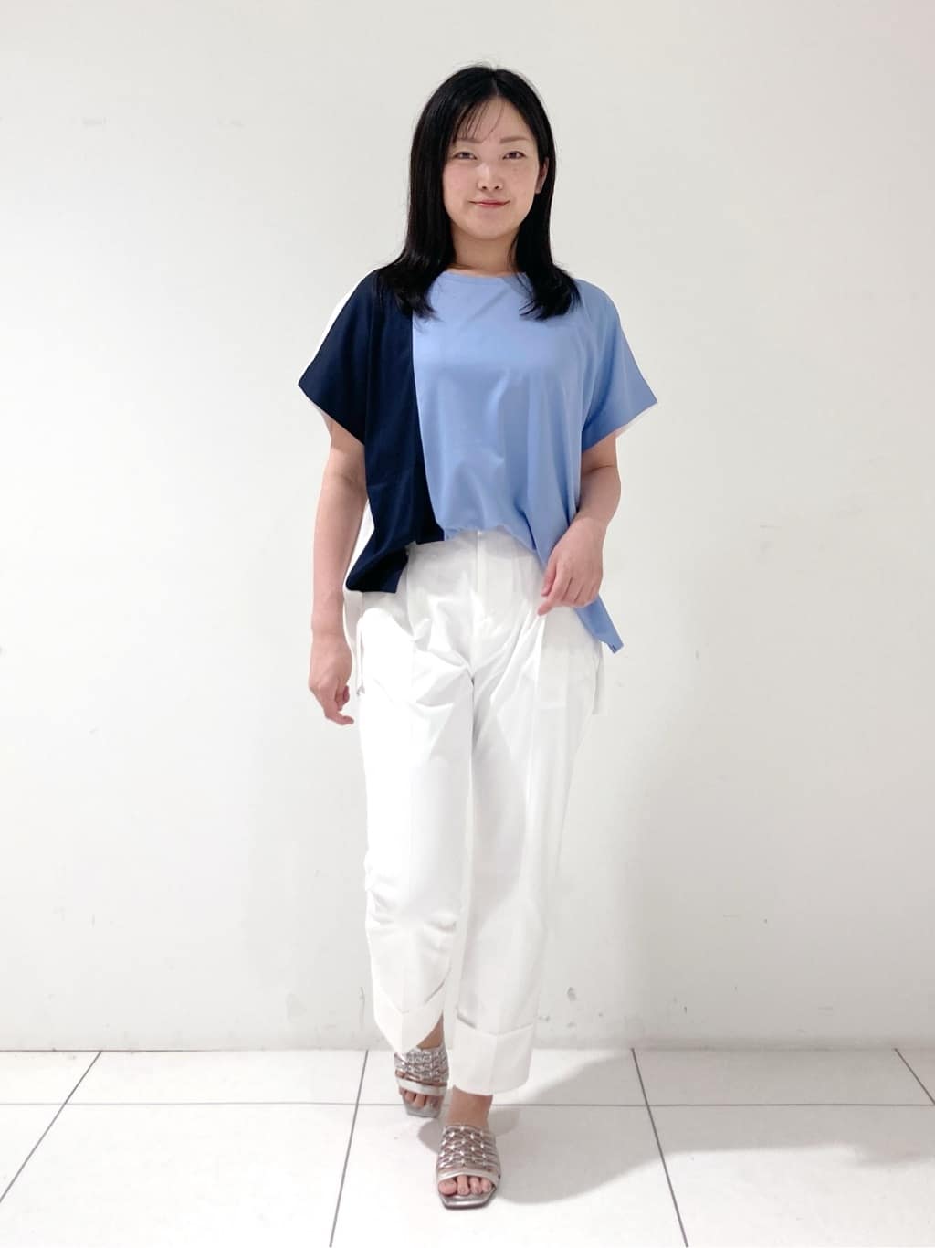 momokoさんの「INDIVI｜【洗える／汗ジミ防止】バイカラー＆アシメヘム Tシャツ」を使ったコーディネート
