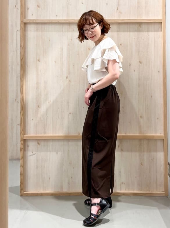 nakoさんの「THE SHOP TK｜【ONOFF活躍】フリルデザインブラウス/セットアップ可」を使ったコーディネート