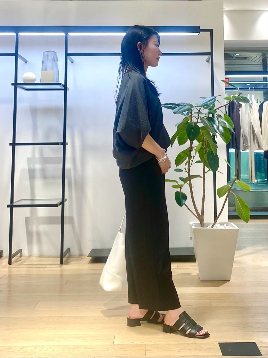 misakiさんの「INDIVI｜【褒められパンツ／洗える／ウエストゴム】ワイドタックパンツ」を使ったコーディネート