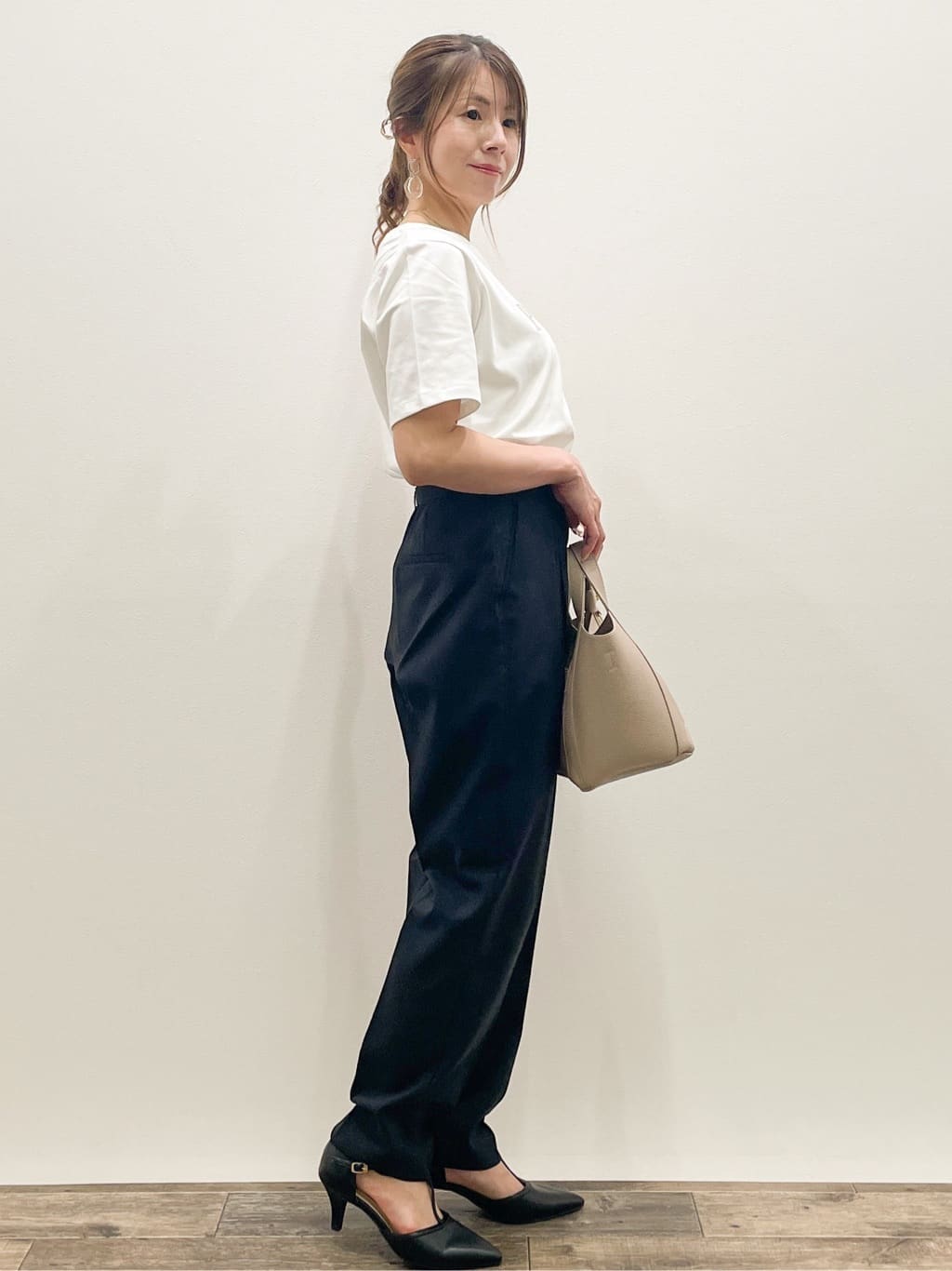Asukaさんの「OPAQUE.CLIP｜スパンコール刺繍ロゴTシャツ【洗濯機洗い可／接触冷感／UVケア】」を使ったコーディネート