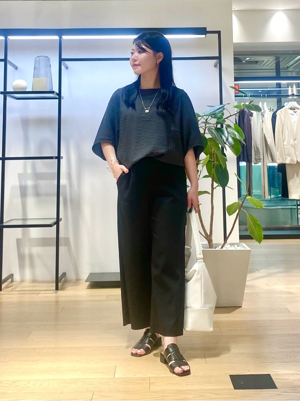 misakiさんの「INDIVI｜【褒められパンツ／洗える／ウエストゴム】ワイドタックパンツ」を使ったコーディネート