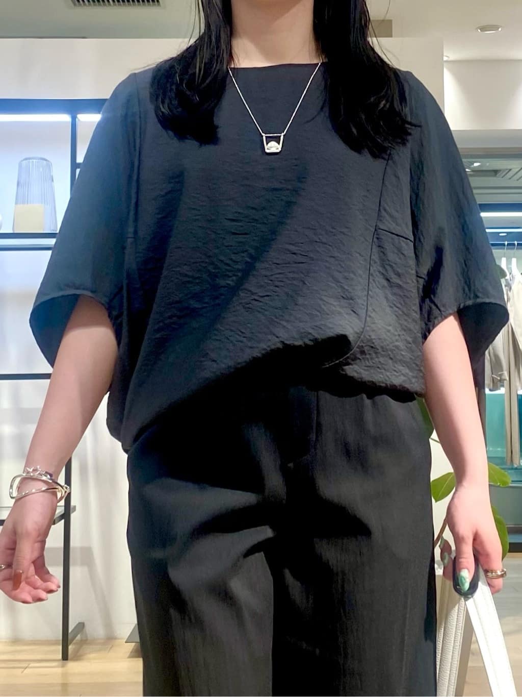 misakiさんの「INDIVI｜【褒められパンツ／洗える／ウエストゴム】ワイドタックパンツ」を使ったコーディネート