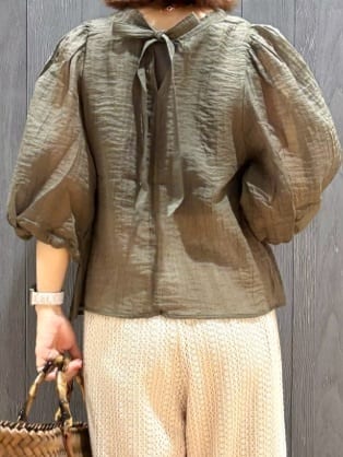 meiさんの「SHOO･LA･RUE｜【S-LL/前後2WAY】バルーンスリーブが華やか こなれ見えシアーブラウス」を使ったコーディネート