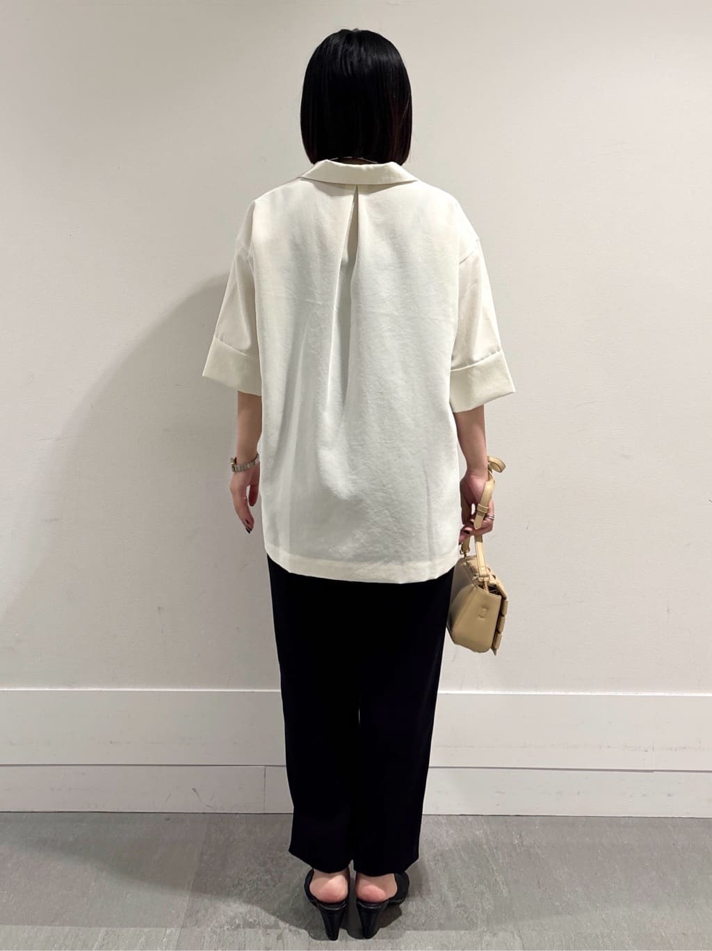 モエカさんの「UNTITLED｜【UVカット/接触冷感/吸水速乾/ゆったり】V開きネックシャツ」を使ったコーディネート