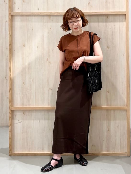nakoさんの「THE SHOP TK｜合皮パイピングフレンチTシャツ【洗える】」を使ったコーディネート