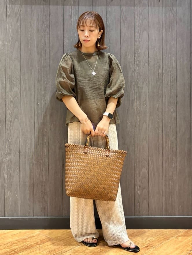 meiさんの「SHOO･LA･RUE｜【S-LL/前後2WAY】バルーンスリーブが華やか こなれ見えシアーブラウス」を使ったコーディネート
