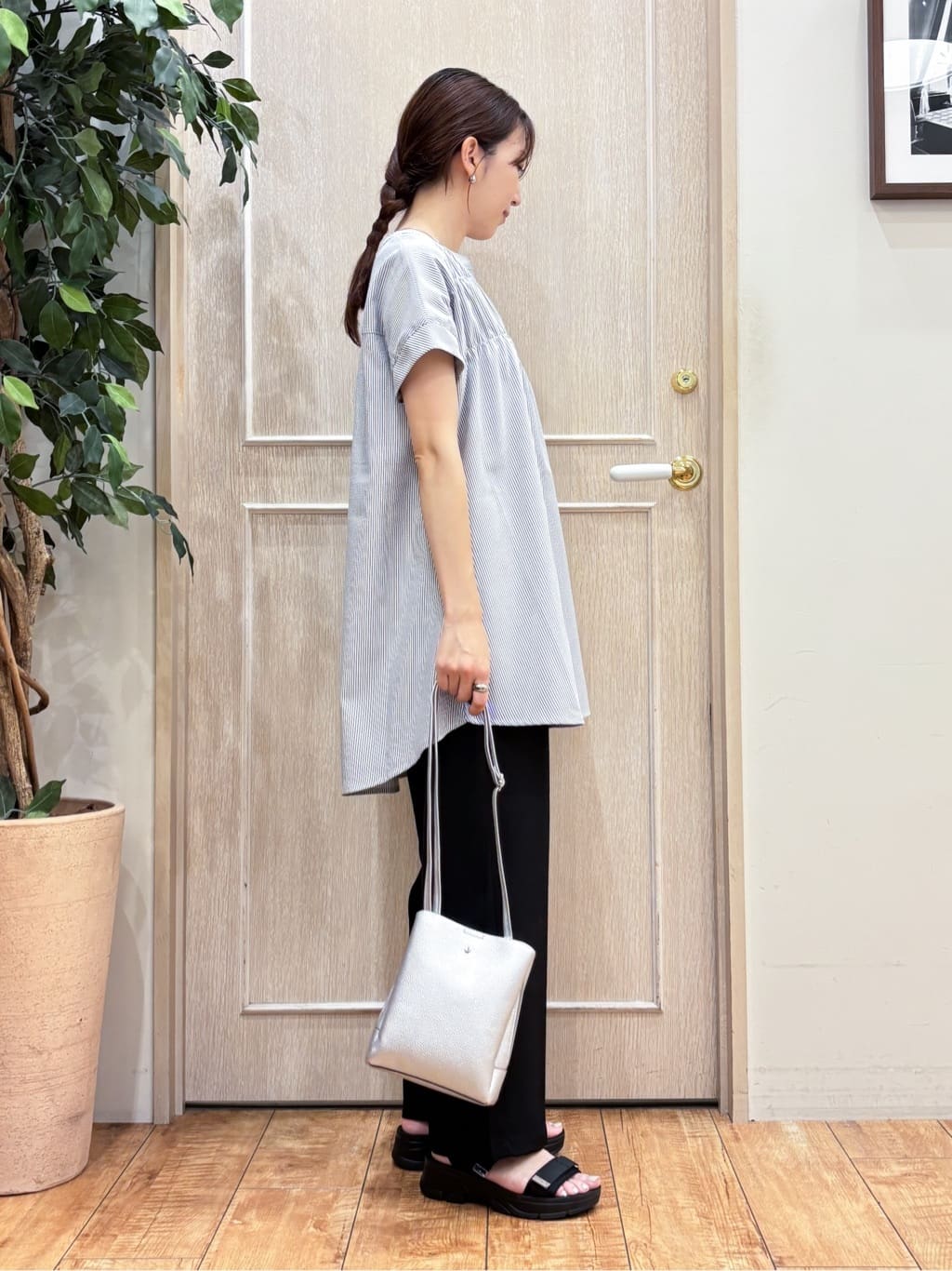 なみさんの「SHOO･LA･RUE｜【S-LL/ひんやり/体型カバー】サッカーストライプ Aラインチュニックブラウス」を使ったコーディネート