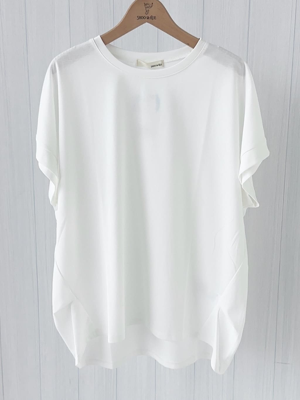 momoさんの「SHOO･LA･RUE｜【S-LL/汗ジミ軽減/ひんやり/UV】体型カバーに タック入りドルマントップス」を使ったコーディネート