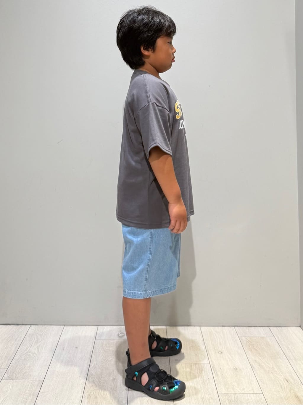 kuboさんの「THE SHOP TK｜【110－160】カレッジTシャツ/パパとおそろい」を使ったコーディネート