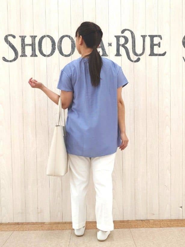 とろろさんの「SHOO･LA･RUE｜【S-LL/ひんやり】インせず決まる タックプリーツシャツ」を使ったコーディネート