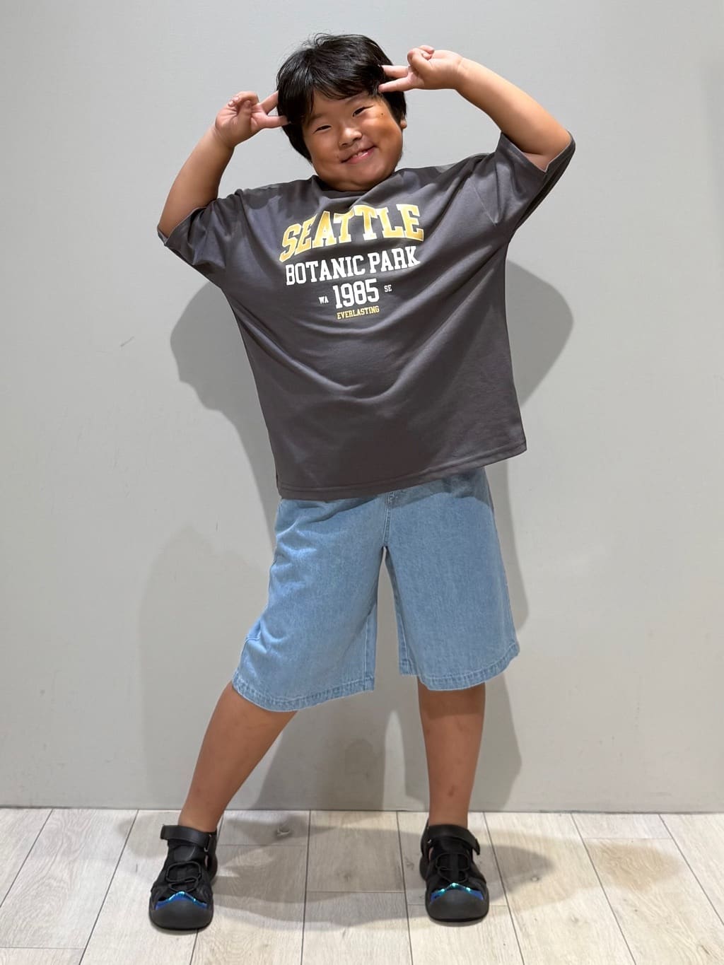 kuboさんの「THE SHOP TK｜【110－160】カレッジTシャツ/パパとおそろい」を使ったコーディネート