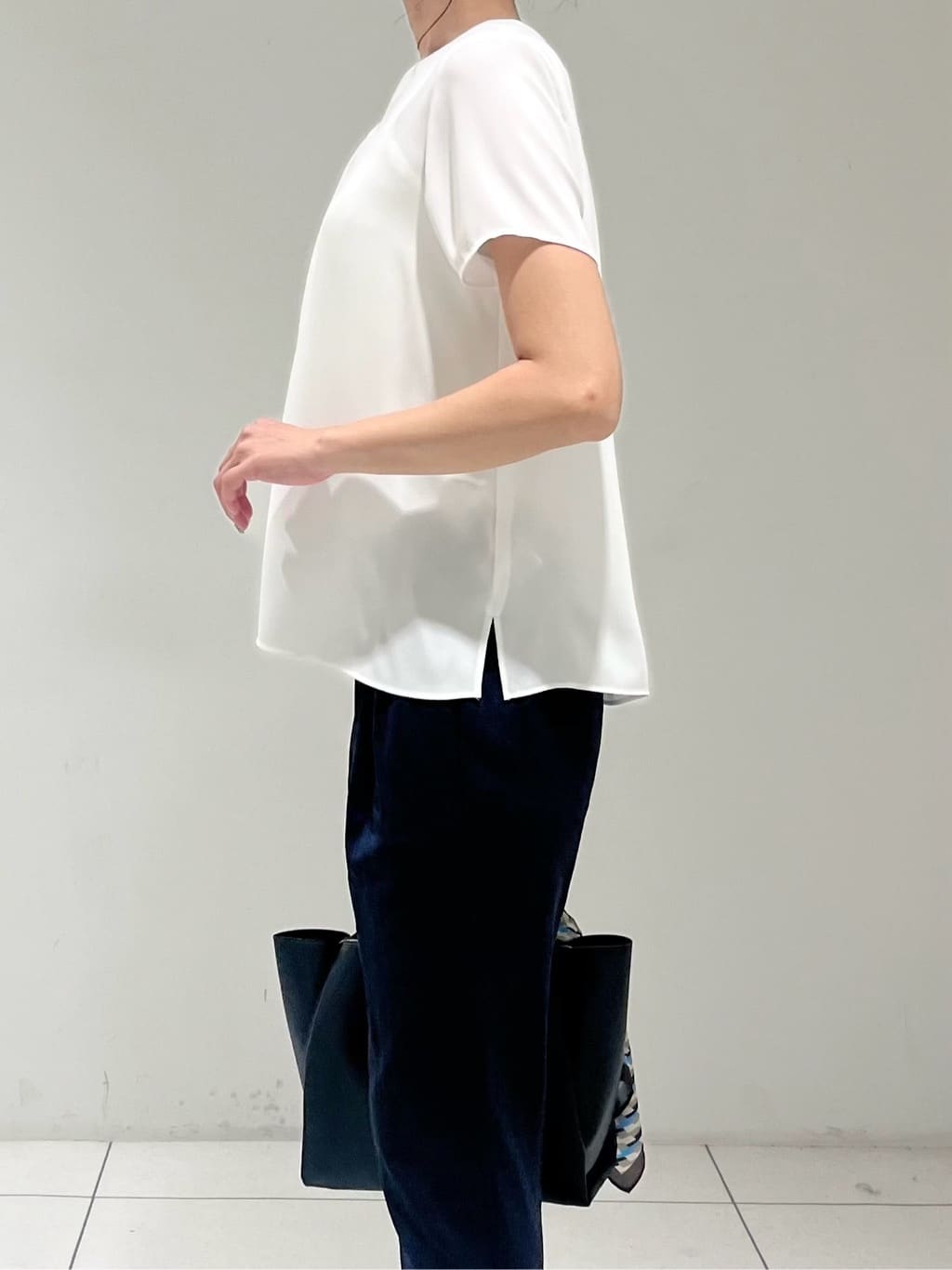 shioriさんの「INDIVI｜【パンツ人気1位／褒められパンツ／洗える】ウエストゴムタックテーパードパンツ」を使ったコーディネート