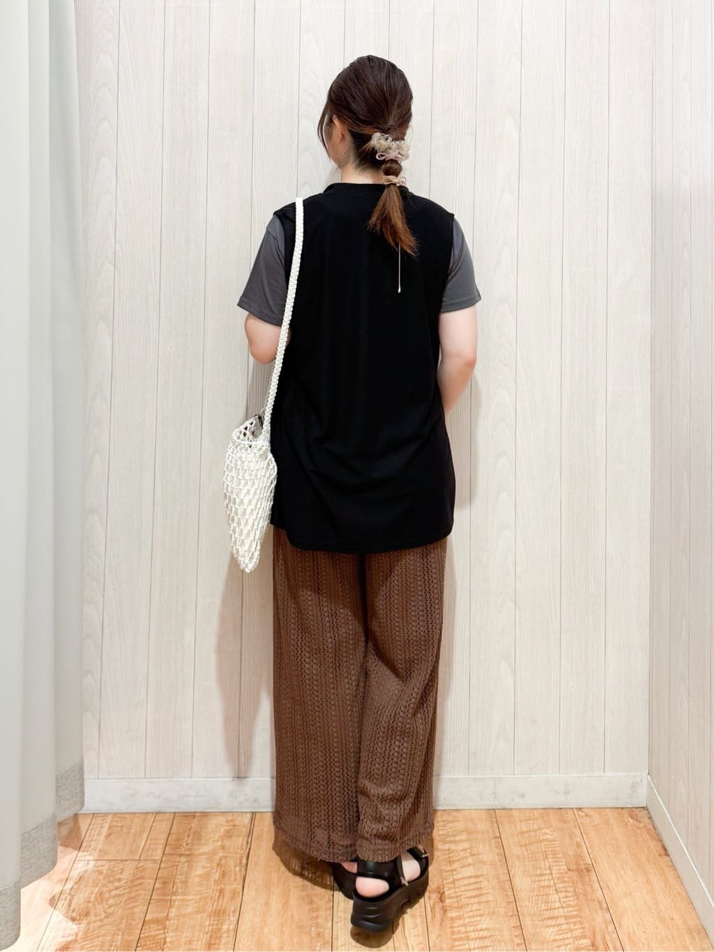 愛さんの「SHOO･LA･RUE｜【2点セット】着回しいろいろ ジレ＋ロゴTシャツ」を使ったコーディネート