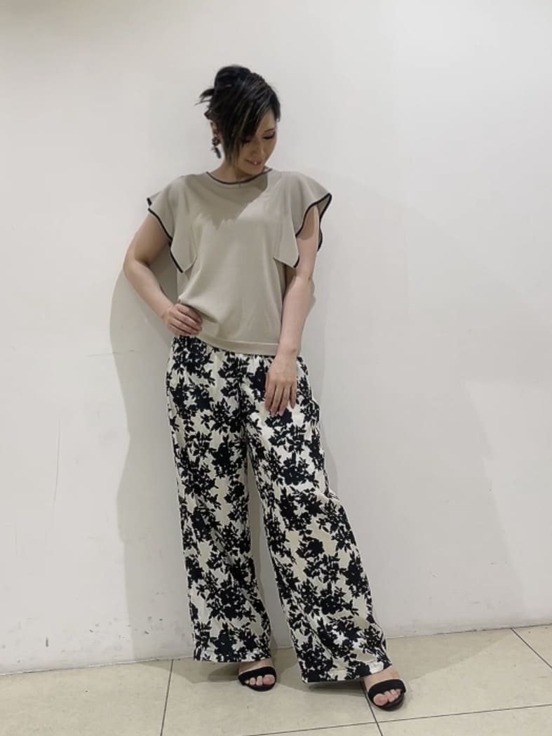 watanabeさんの「UNTITLED｜【ウエストゴム/ワイド/柄】モノトーンフラワーパンツ」を使ったコーディネート