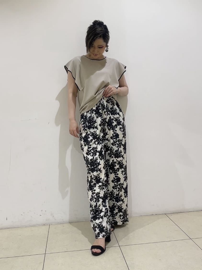 watanabeさんの「UNTITLED｜【ウエストゴム/ワイド/柄】モノトーンフラワーパンツ」を使ったコーディネート