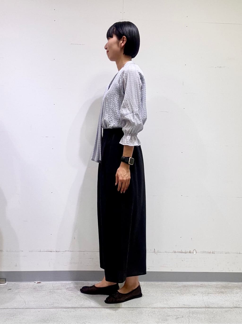 naoさんの「INDIVI｜【洗える／シャーリング素材】ボリューム袖エアリーブラウス」を使ったコーディネート