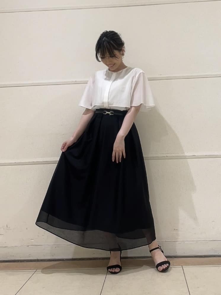 watanabeさんの「UNTITLED｜◆【オンオフ/二の腕カバー】オーガンジーラッフルブラウス」を使ったコーディネート