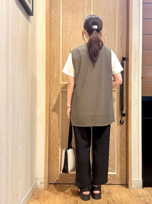 KAORIさんの「SHOO･LA･RUE｜【2点セット】着回しいろいろ ジレ＋ロゴTシャツ」を使ったコーディネート