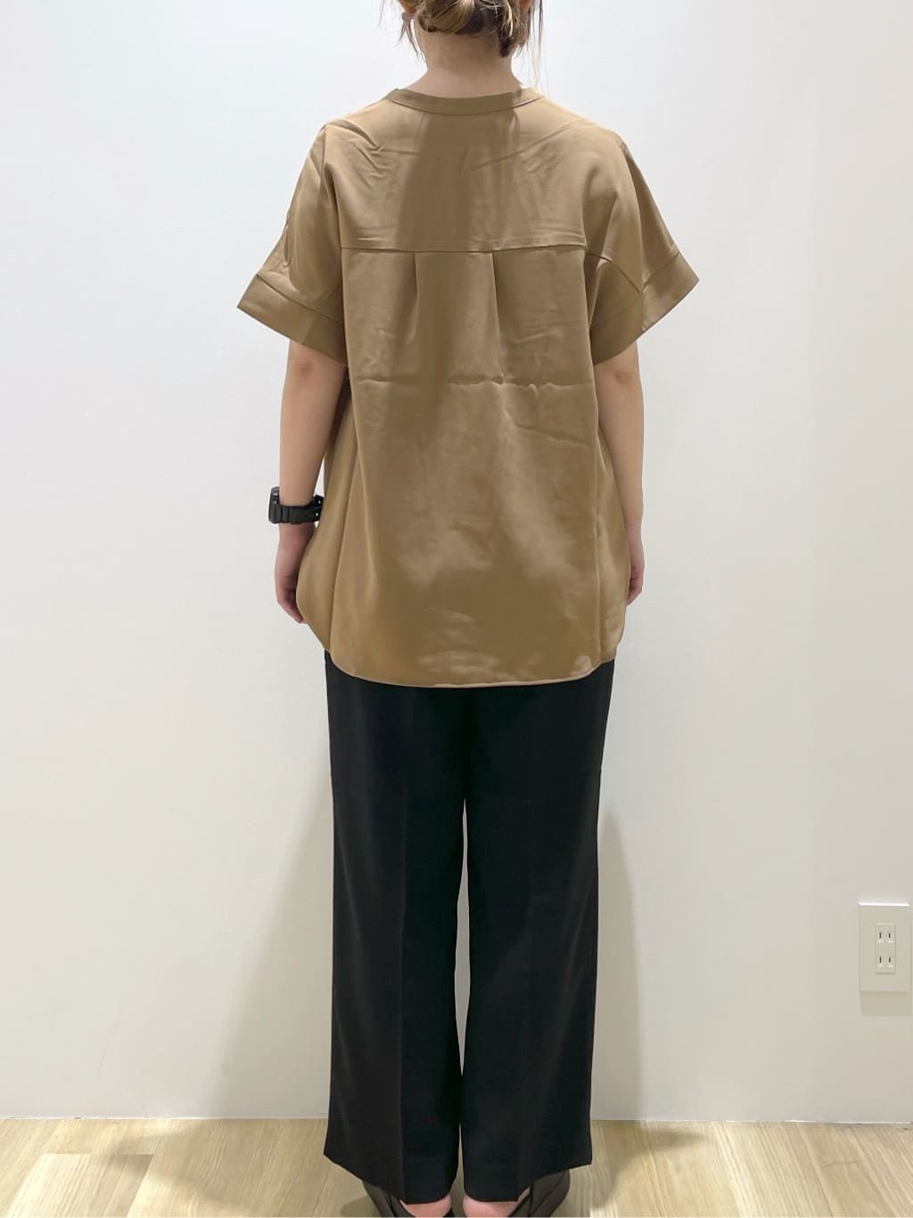いなさんの「OPAQUE.CLIP｜《5色展開／SS-LLサイズ》スキッパー金ボタンブラウス／セットアップ対応【防シワ／ストレッチ／洗濯」を使ったコーディネート