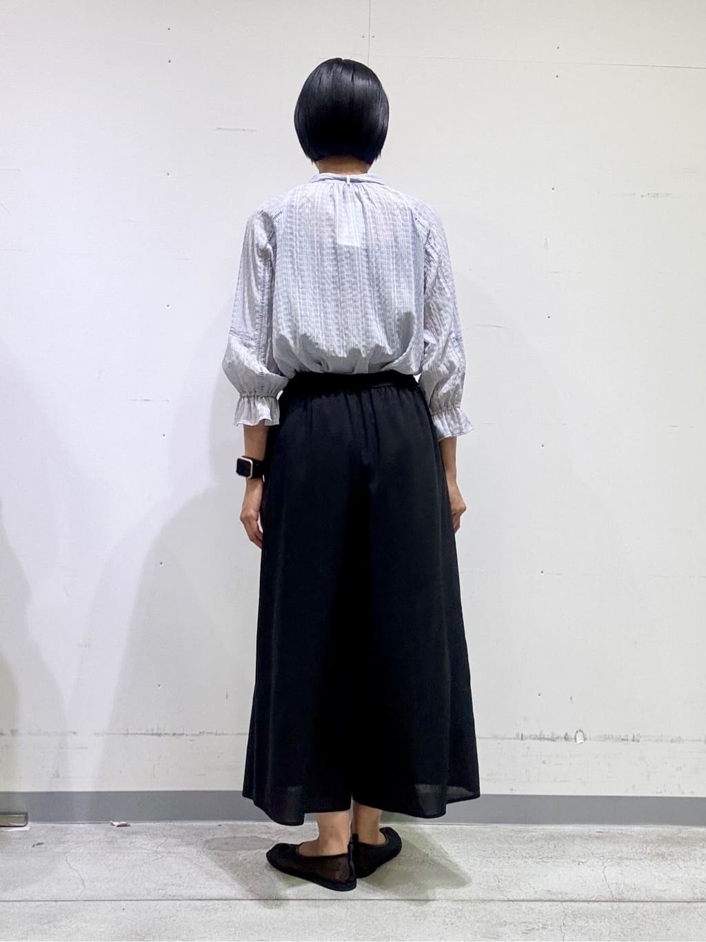 naoさんの「INDIVI｜【洗える／シャーリング素材】ボリューム袖エアリーブラウス」を使ったコーディネート