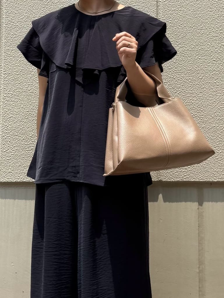 chさんの「THE SHOP TK｜【ONOFF活躍】フリルデザインブラウス/セットアップ可」を使ったコーディネート