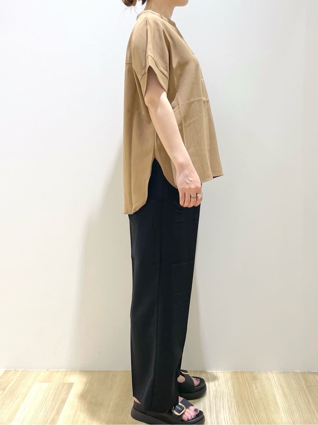 いなさんの「OPAQUE.CLIP｜《5色展開／SS-LLサイズ》スキッパー金ボタンブラウス／セットアップ対応【防シワ／ストレッチ／洗濯」を使ったコーディネート