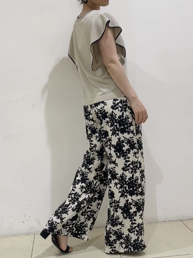 watanabeさんの「UNTITLED｜【ウエストゴム/ワイド/柄】モノトーンフラワーパンツ」を使ったコーディネート
