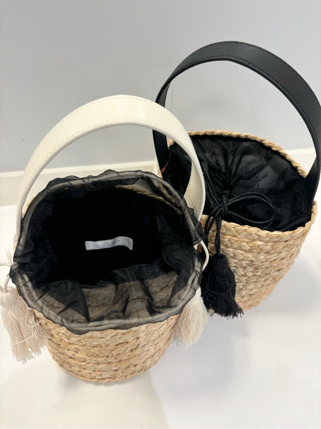 ainaさんの「grove｜◆ラフィアバケツタッセル巾着ショルダー」を使ったコーディネート
