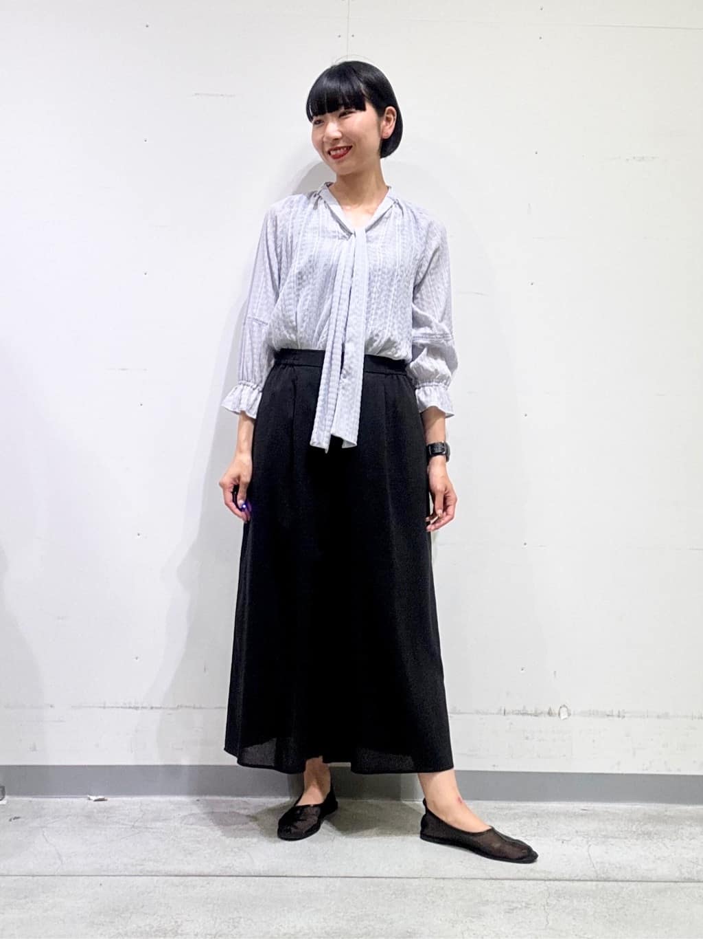 naoさんの「INDIVI｜【洗える／シャーリング素材】ボリューム袖エアリーブラウス」を使ったコーディネート