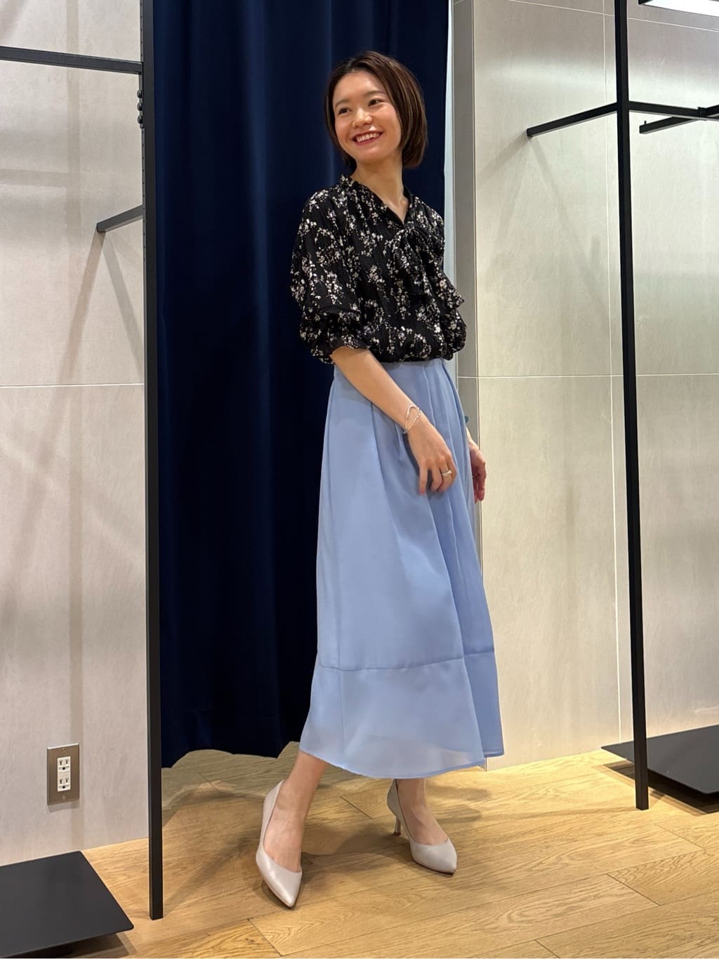 kanaeさんの「INDIVI｜【モノトーン小花柄／シャーリング素材】ボリューム袖エアリーブラウス」を使ったコーディネート