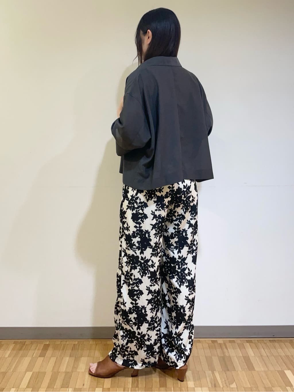 フナキさんの「UNTITLED｜【前開き/洗える】ショート丈シアーシャツ」を使ったコーディネート
