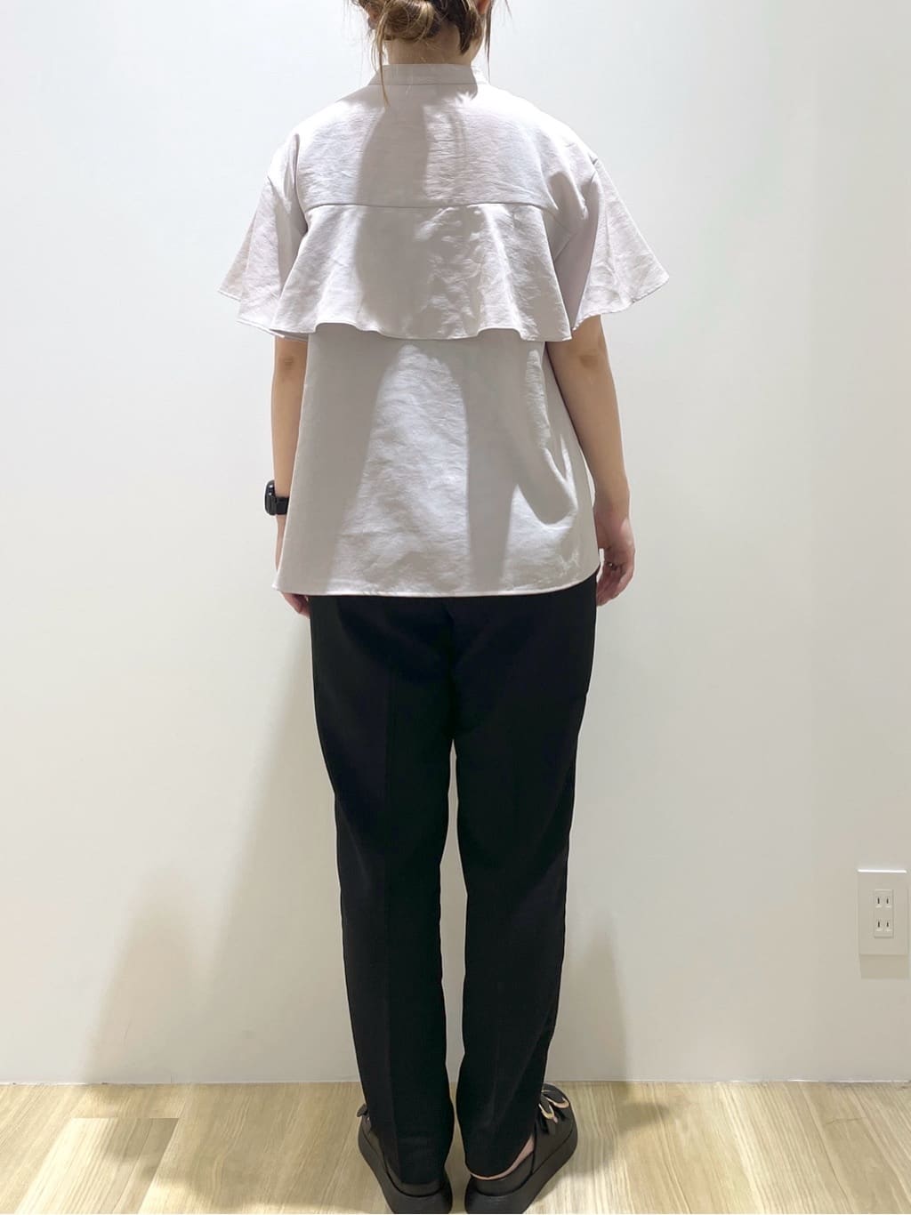 いなさんの「OPAQUE.CLIP｜バックフリルバンドカラーブラウス【洗濯機洗い可／吸水速乾／接触冷感】」を使ったコーディネート