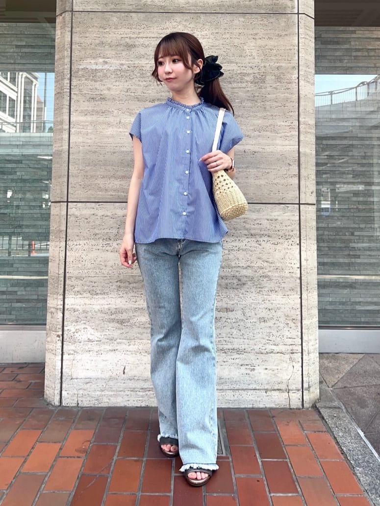 AIRIさんの「SHOO･LA･RUE｜【洗える/S-LL】プチフリル襟が女性らしい フレンチスリーブシャツ」を使ったコーディネート
