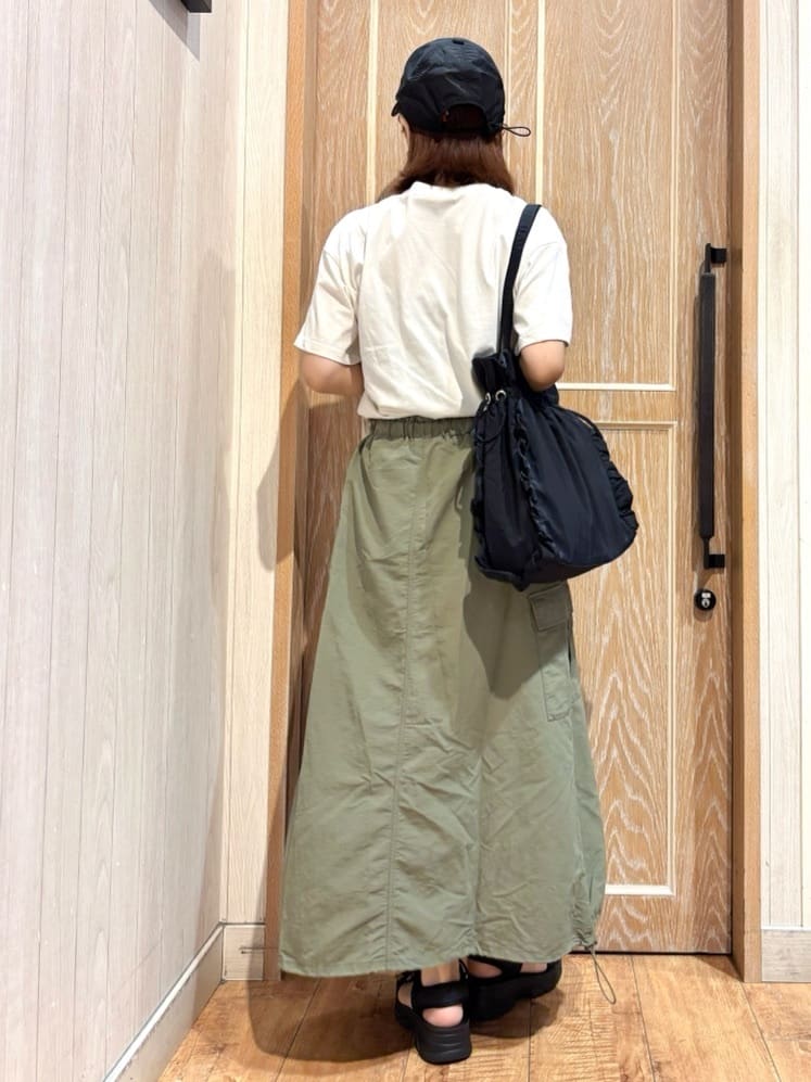 meiさんの「SHOO･LA･RUE｜【ひんやり/S-LL】サガラ刺繍ロゴTシャツ」を使ったコーディネート