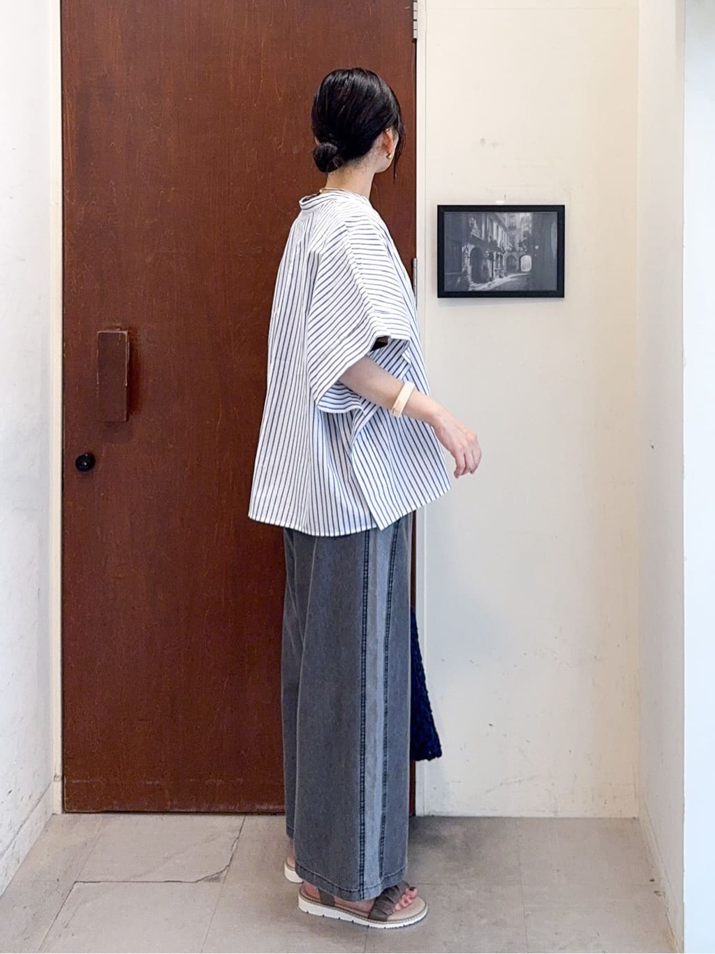𝐇𝐢𝐫𝐨𝐦𝐢さんの「SHOO･LA･RUE｜きれいめカジュアルに ラメストライプ ポンチョ風シャツ」を使ったコーディネート
