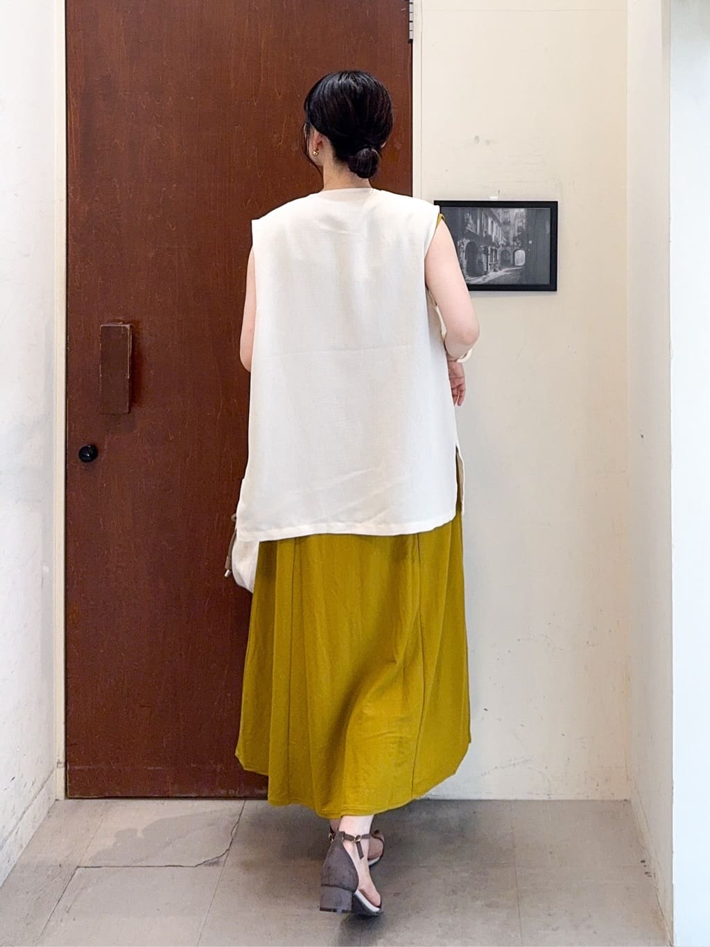 𝐇𝐢𝐫𝐨𝐦𝐢さんの「SHOO･LA･RUE｜【S-LL】夏のレイヤードコーデに さらりと着られるメッシュジレ」を使ったコーディネート