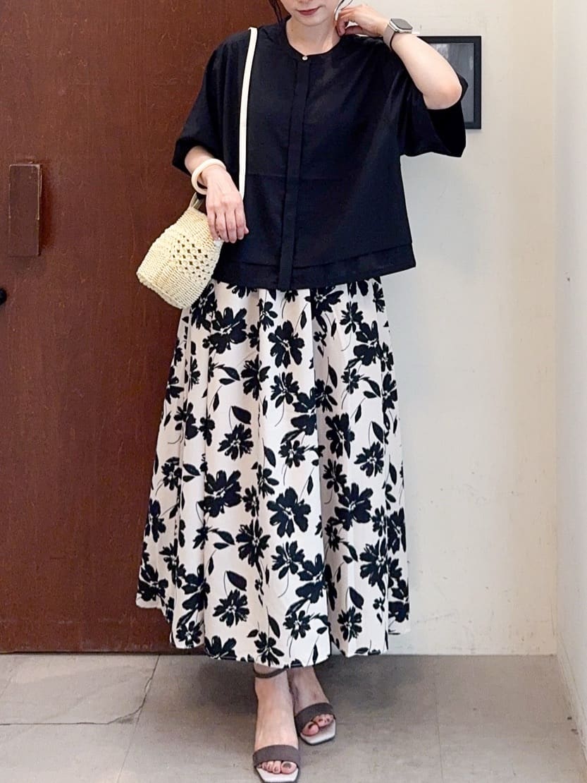 𝐇𝐢𝐫𝐨𝐦𝐢さんの「SHOO･LA･RUE｜【洗濯後しわになりにくい/UV/吸水速乾】大人きれいな バンドカラーシャツ」を使ったコーディネート