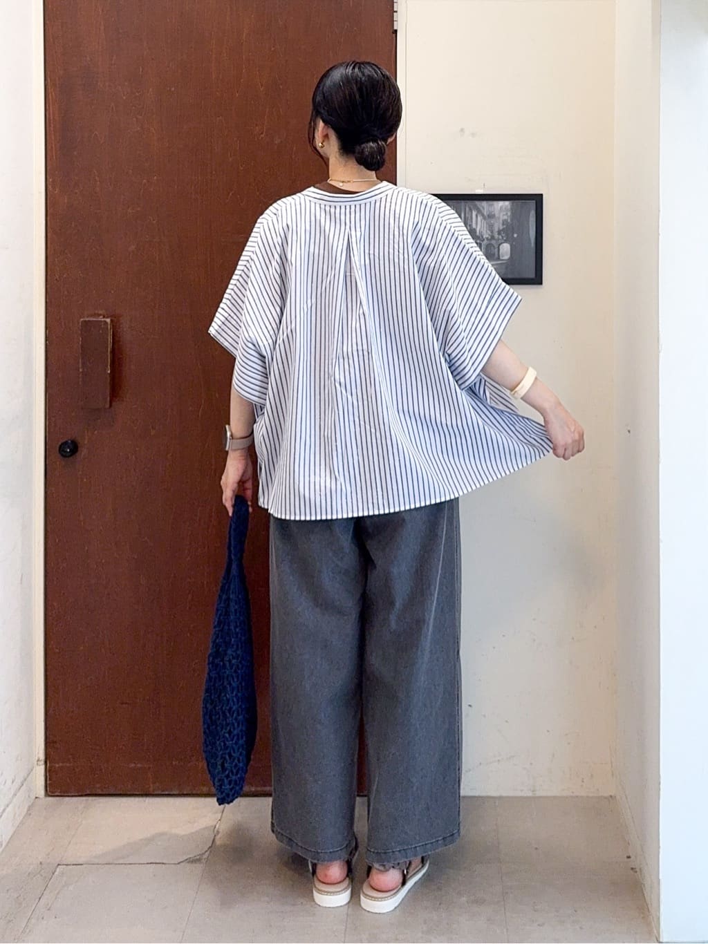 𝐇𝐢𝐫𝐨𝐦𝐢さんの「SHOO･LA･RUE｜きれいめカジュアルに ラメストライプ ポンチョ風シャツ」を使ったコーディネート