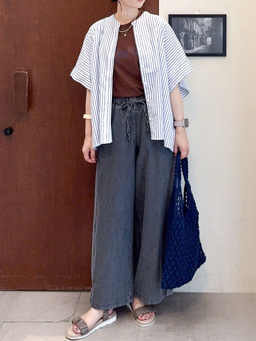 𝐇𝐢𝐫𝐨𝐦𝐢さんの「SHOO･LA･RUE｜きれいめカジュアルに ラメストライプ ポンチョ風シャツ」を使ったコーディネート