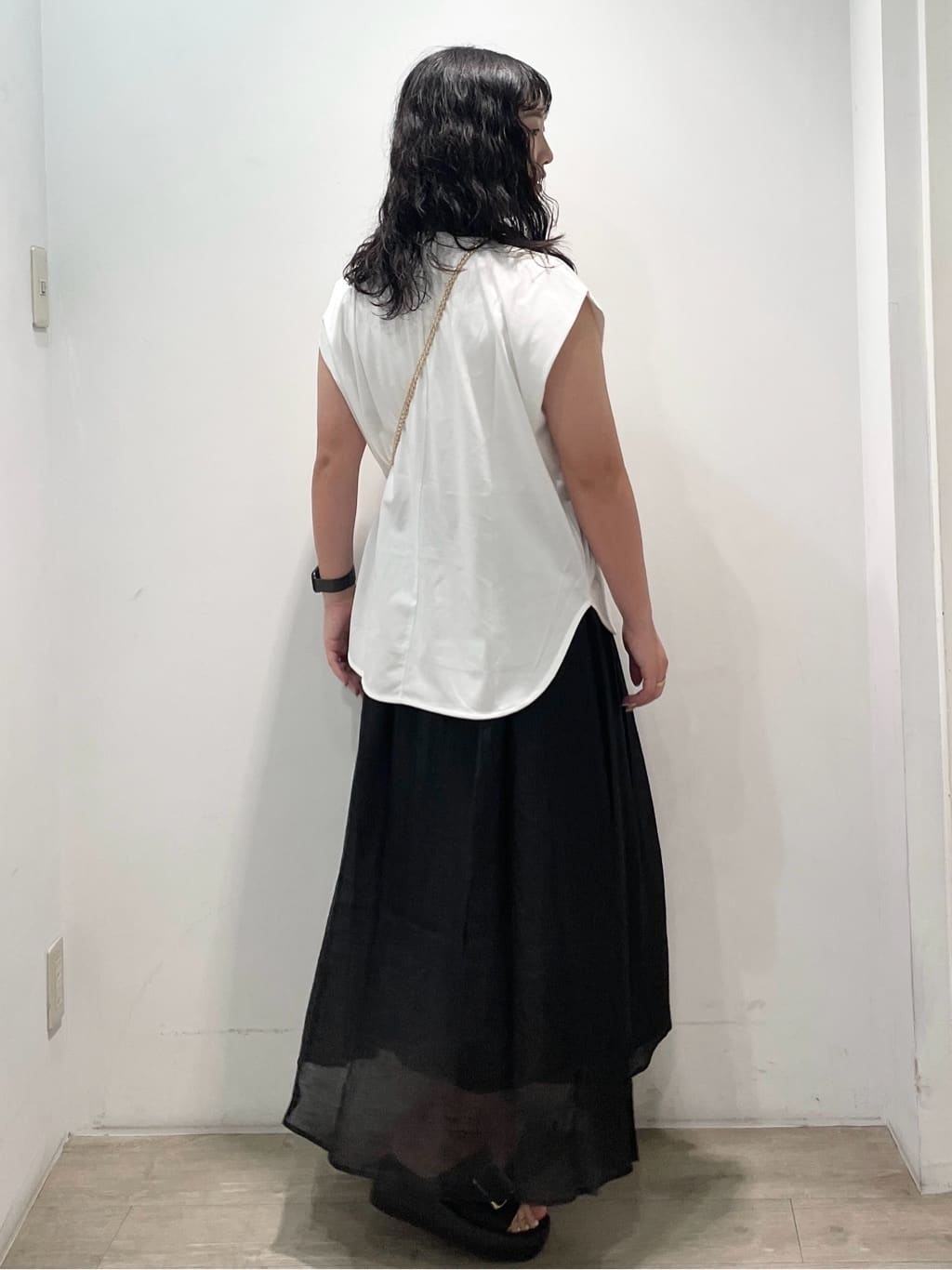 sumicaさんの「OPAQUE.CLIP｜ボクシーノースリーブカットソー【洗濯機洗い可】」を使ったコーディネート