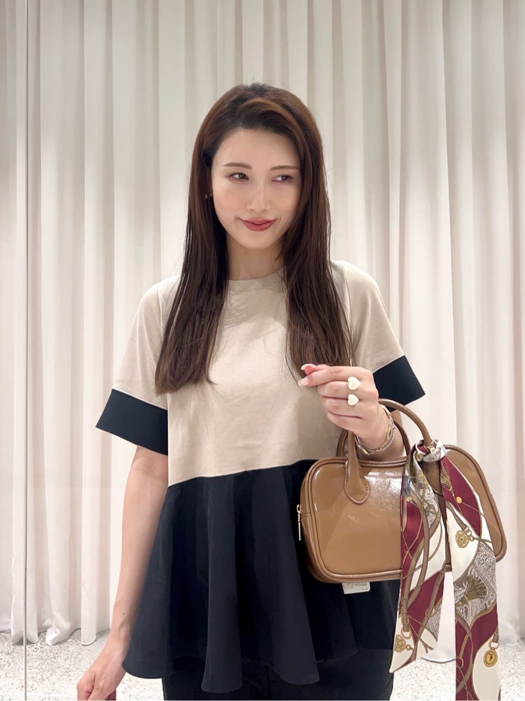 maiさんの「OPAQUE.CLIP｜配色フハクドッキングペプラムトップス【洗濯機洗い可／抗ピル】」を使ったコーディネート