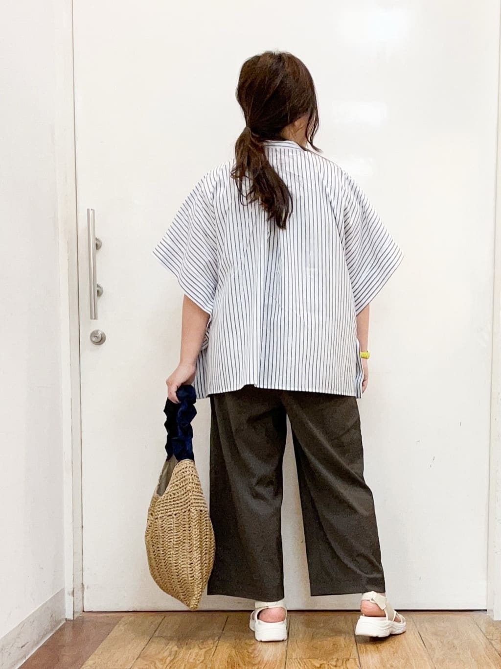haruさんの「SHOO･LA･RUE｜きれいめカジュアルに ラメストライプ ポンチョ風シャツ」を使ったコーディネート