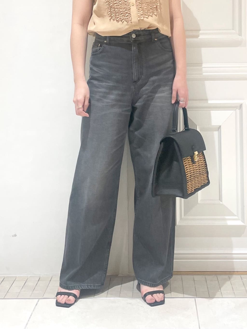 makiさんの「DRESSTERIOR｜ヴィンテージ加工ワイドデニムパンツ」を使ったコーディネート