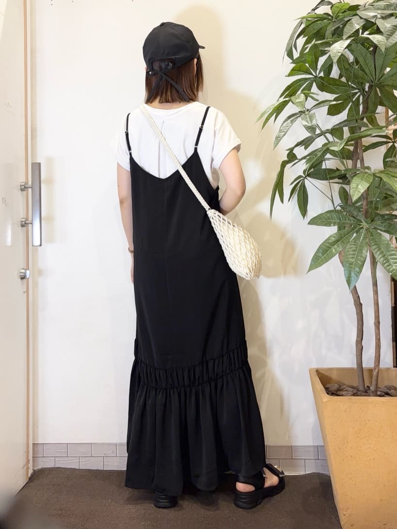 宗形さんの「SHOO･LA･RUE｜【ひんやり】シャーリングがアクセントに 大人のデザインキャミワンピース」を使ったコーディネート