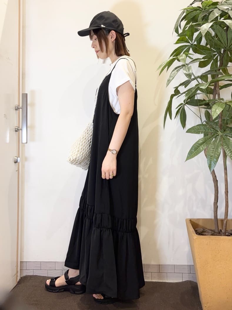 宗形さんの「SHOO･LA･RUE｜【ひんやり】シャーリングがアクセントに 大人のデザインキャミワンピース」を使ったコーディネート