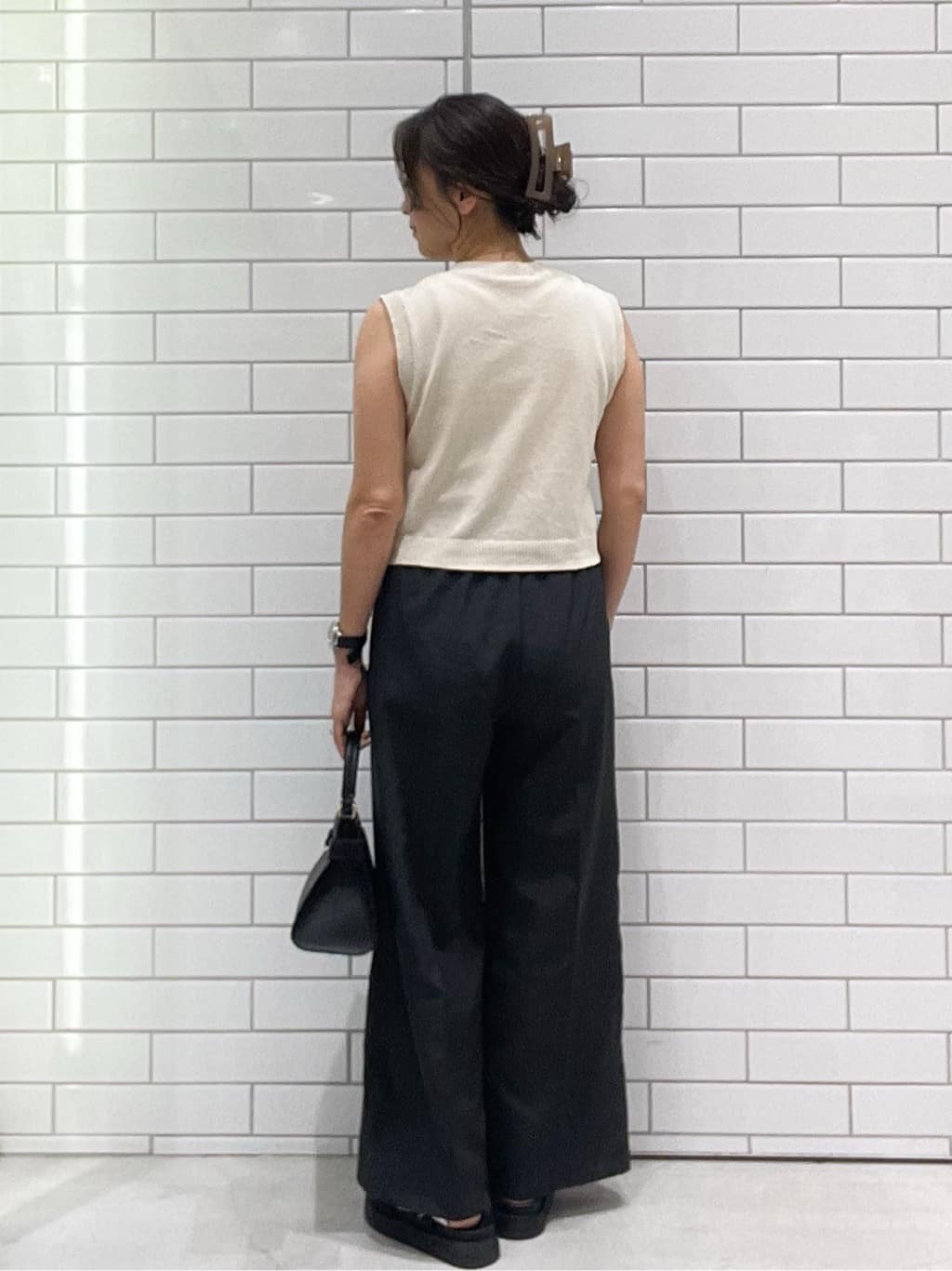 oiさんの「OPAQUE.CLIP｜ウエストサテン使いイージーワイドパンツ【洗濯機洗い可】」を使ったコーディネート