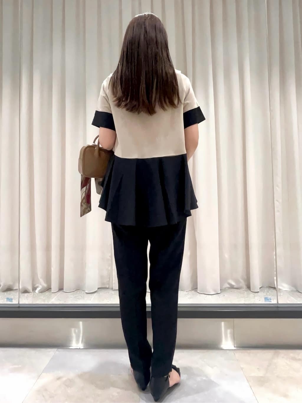 maiさんの「OPAQUE.CLIP｜配色フハクドッキングペプラムトップス【洗濯機洗い可／抗ピル】」を使ったコーディネート